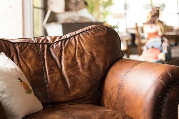 Comment bien nettoyer un canapé en cuir