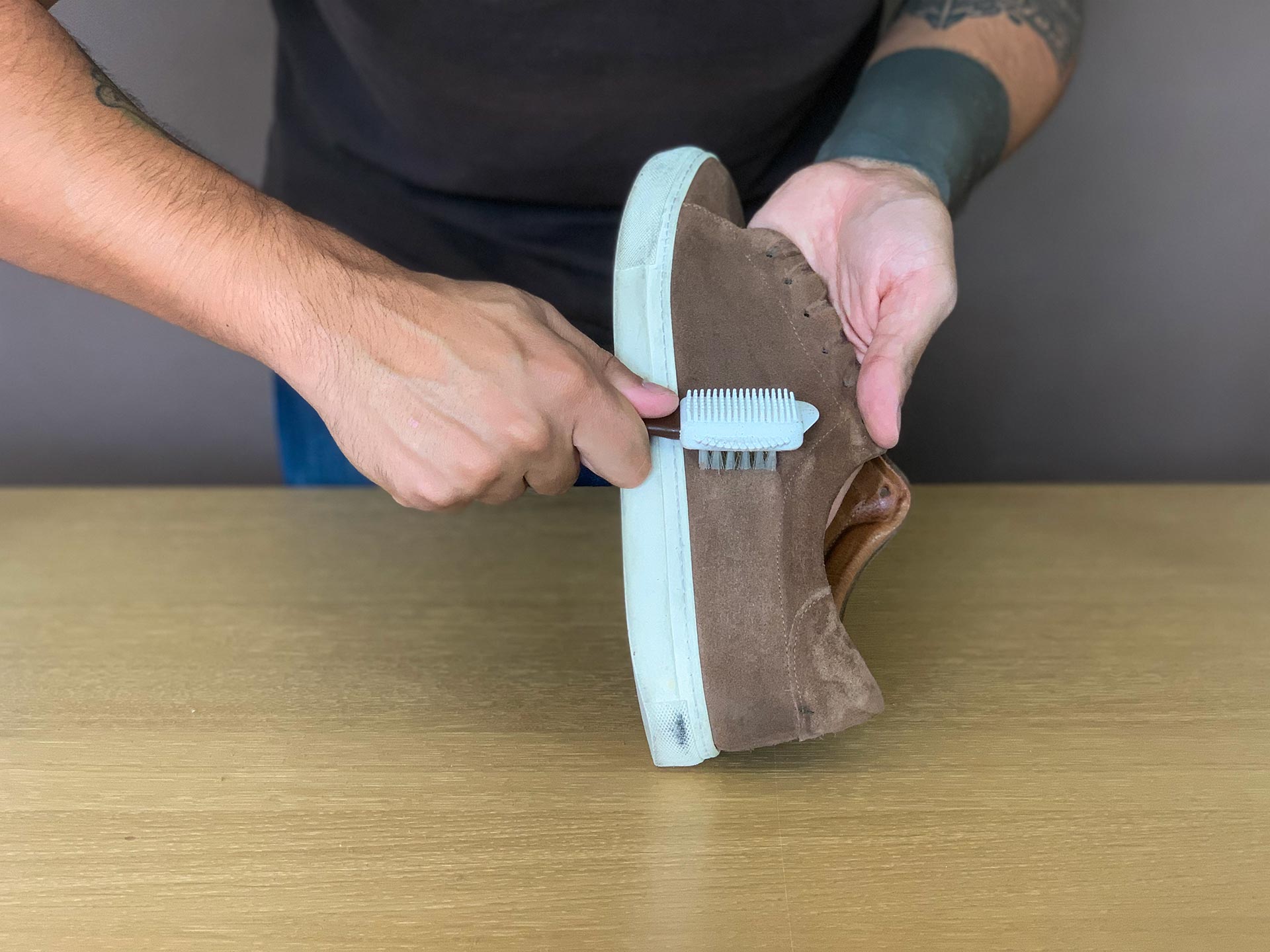 Brosser les côtés des chaussures en daim avec l'extrêmité en nylon et en laiton de la brosse à daim et nubuck Leather Spa.
