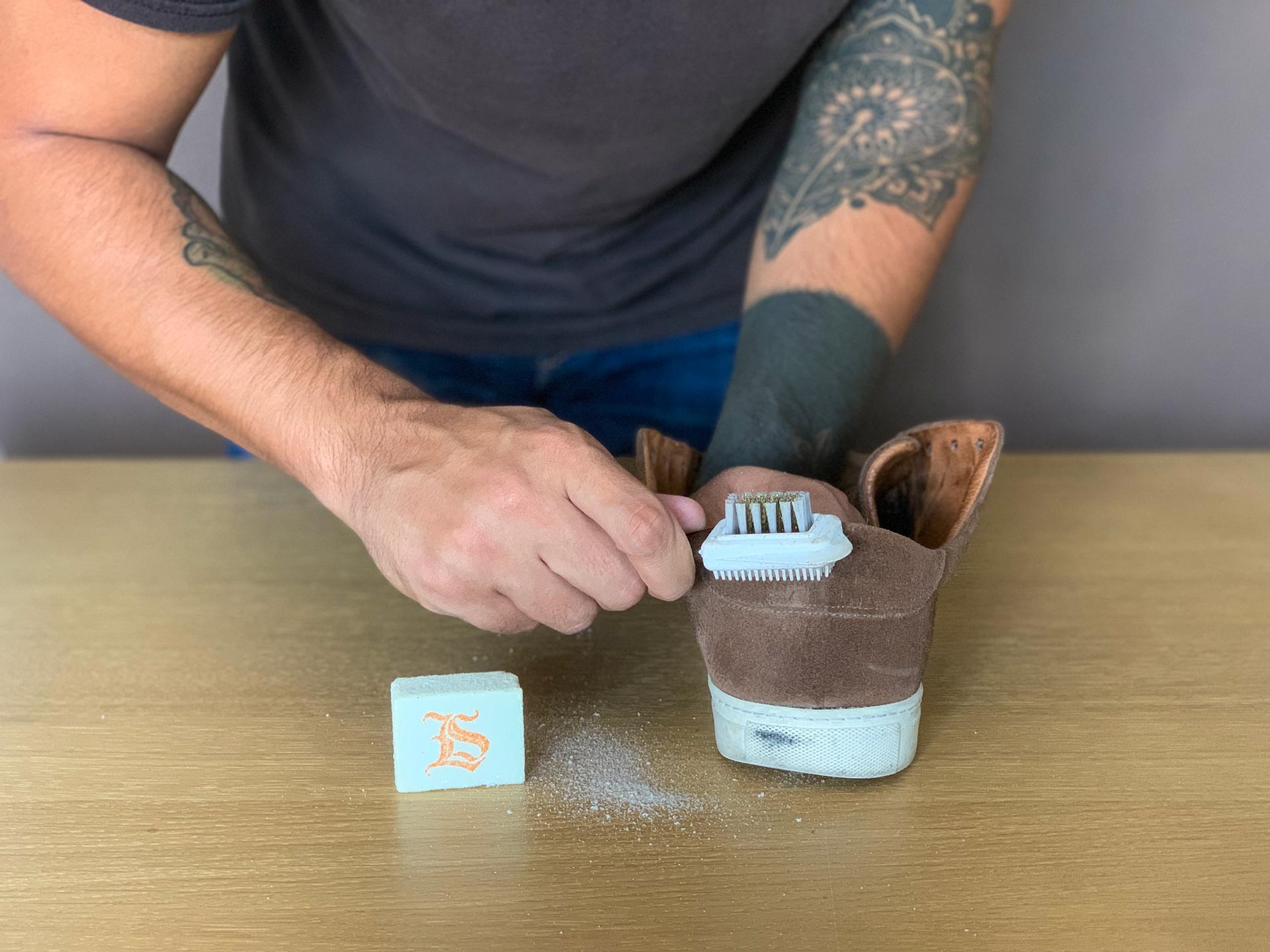 À l'aide de la partie en caoutchouc dentelée de la brosse à daim et nubuck, rebrossez dans le sens des poils du daim ou nubuck.